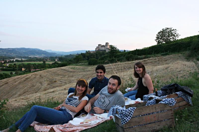 Picnic in vigna con prodotti tipici parmigiani