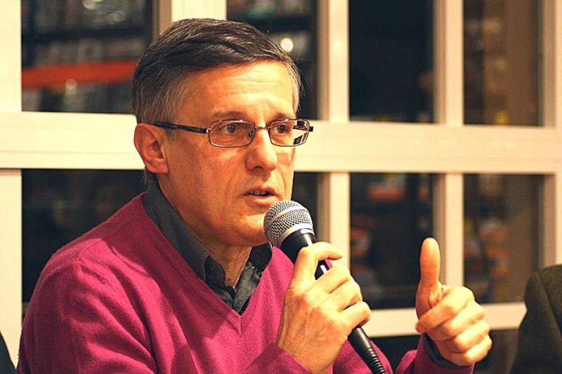 Valerio Varesi e il suo commissario in biblioteca