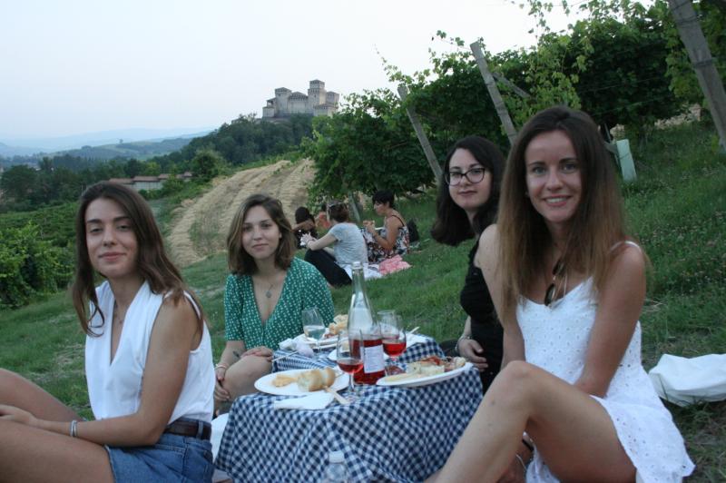 Picnic in vigna con prodotti tipici parmigiani