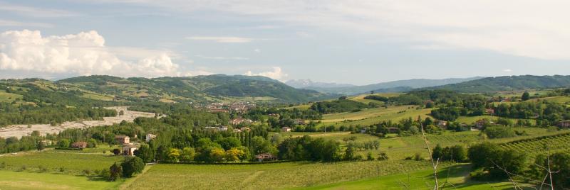 Pedalando tra le Colline di Parma: castelli, mercati contadini e bagni di gong in fattoria