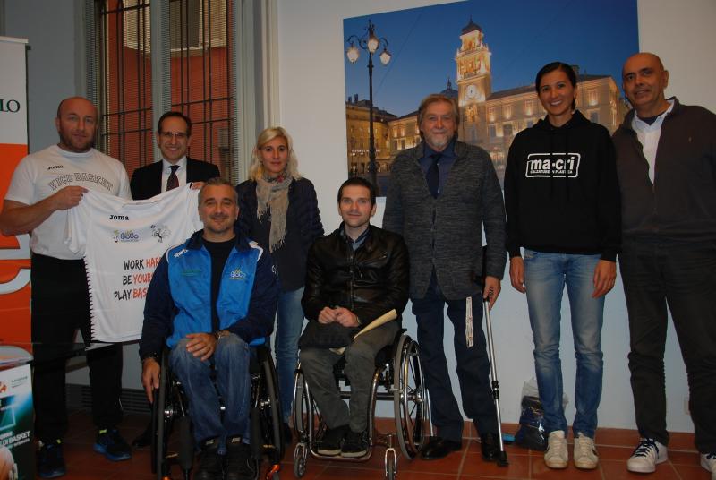 Basket in piedi e in carrozzina sullo stesso campo