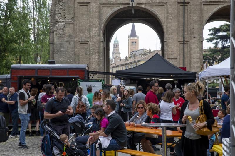 Oggi e domenica Street food,  degustazioni  di vini e dj-set