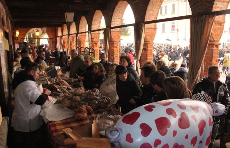 Dallo strolghino da Guinness ai mercatini: l'agenda di oggi