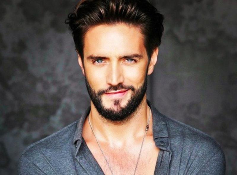 Fard e rossetto: le donne si fanno belle per Belli