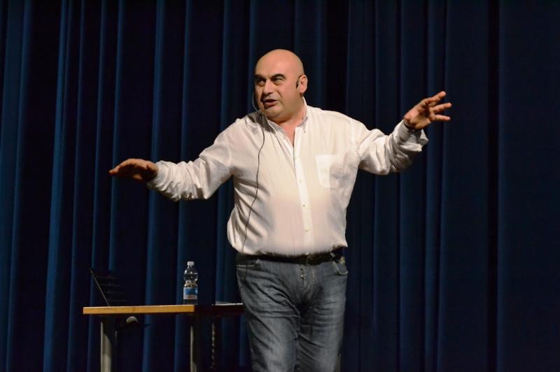 Le barzellette di Cantoni al circolo Sutarco