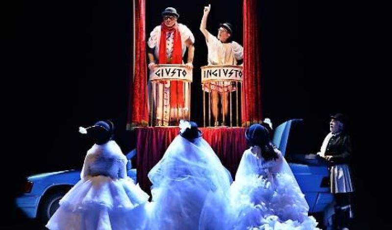 Cosa si nasconde tra &laquo;Le nuvole&raquo;? Verit&agrave; e menzogna