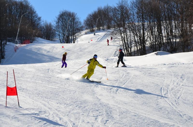 Festa sulla neve con sci e slittini