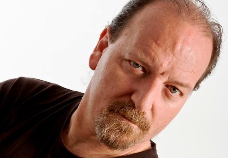 Curioso, comico e "catartico": Flavio Oreglio festeggia 30 anni di carriera