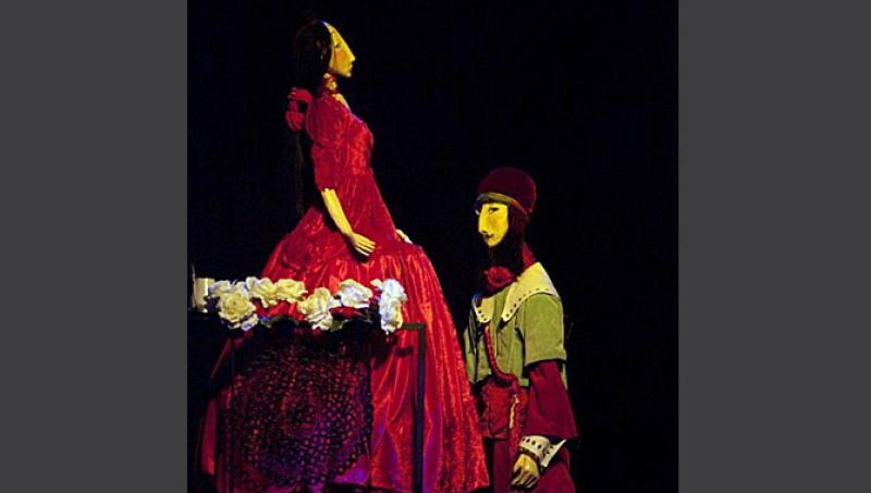 Il Cirano stravagante che gioca con ironia sul suo celebre naso