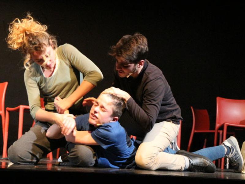 "Tre": riflessioni sulla famiglia al festival teatrale