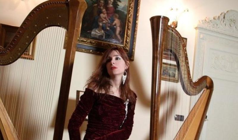 L'arpa di Carla They per "La Pulcinella"