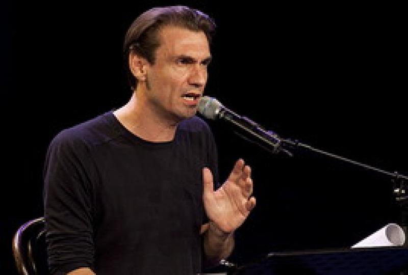 Fabrizio Gifuni nei panni dell'antieroe di Camus