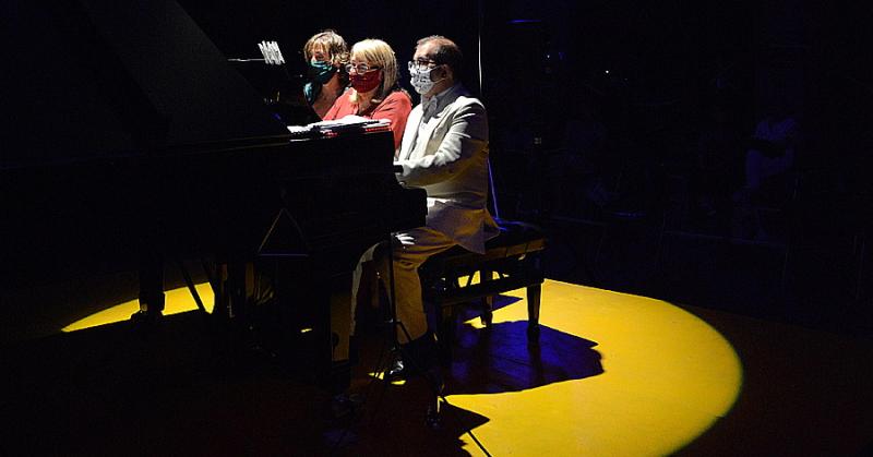 Stasera si suona il piano a sei mani