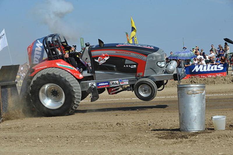 Tractor pulling motori e spettacolo