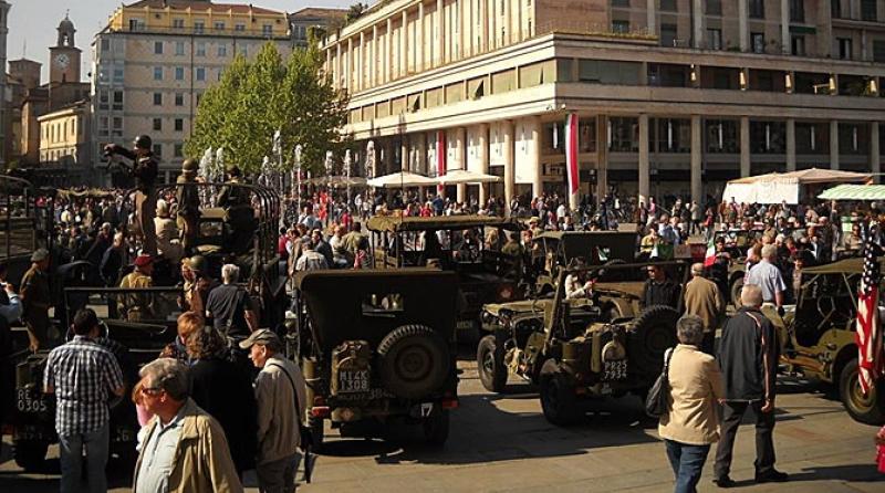 Per le strade il rombo della storia