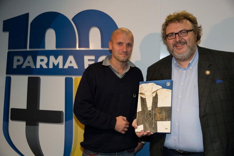 Visita narrata alla mostra del Parma tra cimeli, fotografie, coppe e maglie