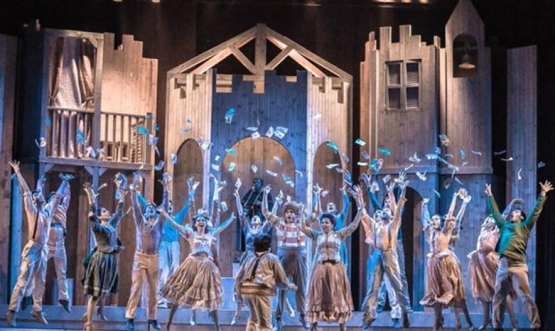 &laquo;Aggiungi un posto a tavola&raquo;: musical dal fascino senza tempo 