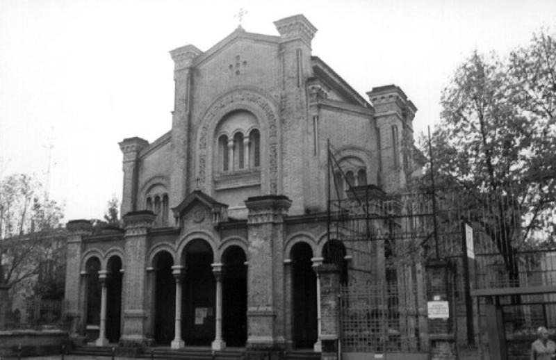 Tre cori cantano in chiesa