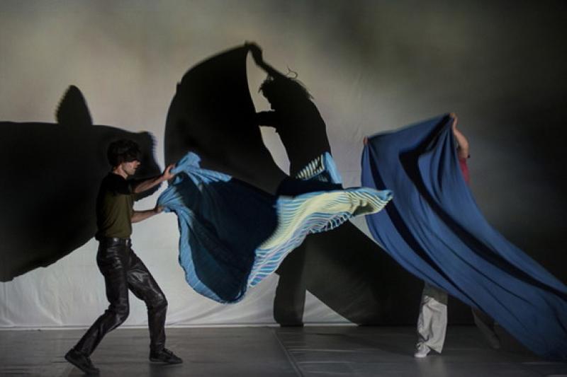 Le coperte diventano scenografie per i migranti &laquo;Nella tempesta&raquo; 