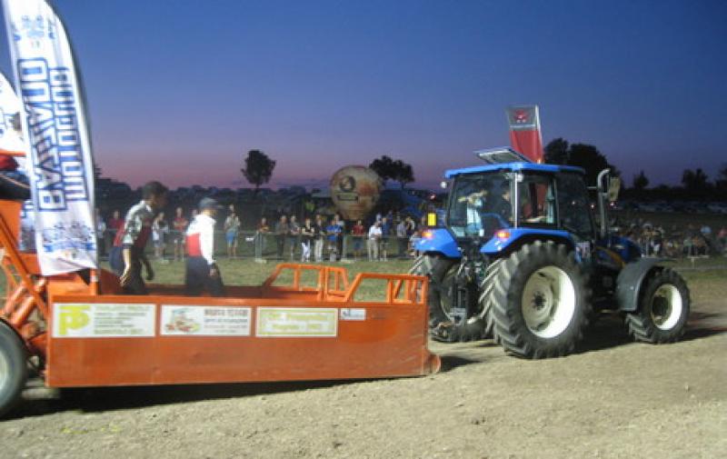 Fast Pulling in notturna: il trattore protagonista 