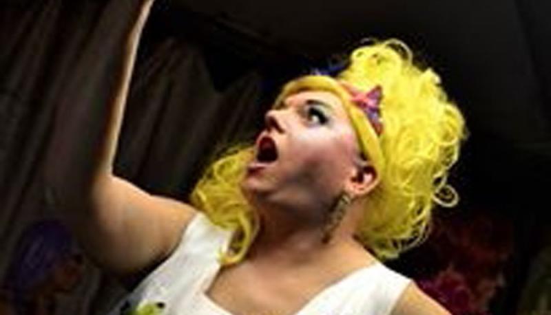 Ape e Gemma Jones nel drag queen show