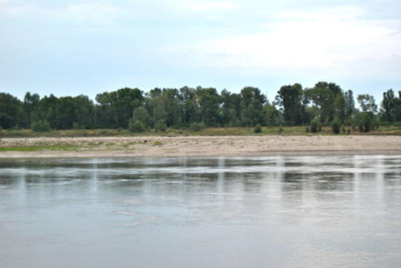 Sullo spiaggione del Po spuntano sdraio e ombrelloni 