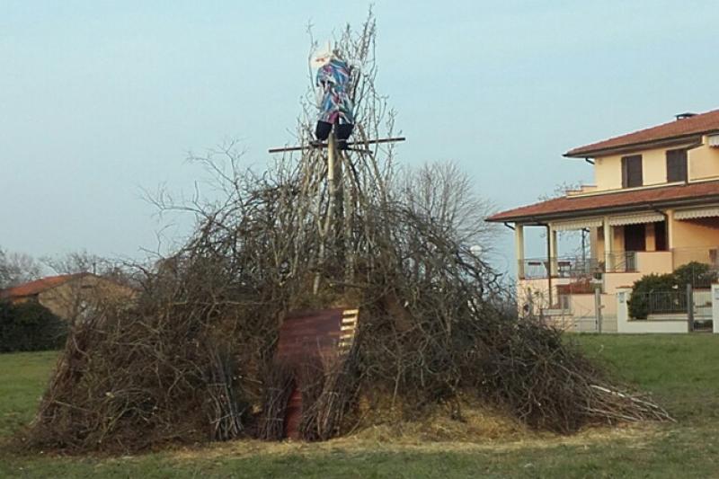 Un maxi falo' per salutare il carnevale