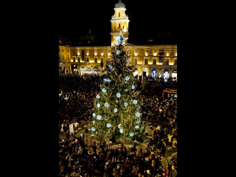 In piazza  &laquo;&Egrave; Natale A-Mici-Cani&raquo; 
