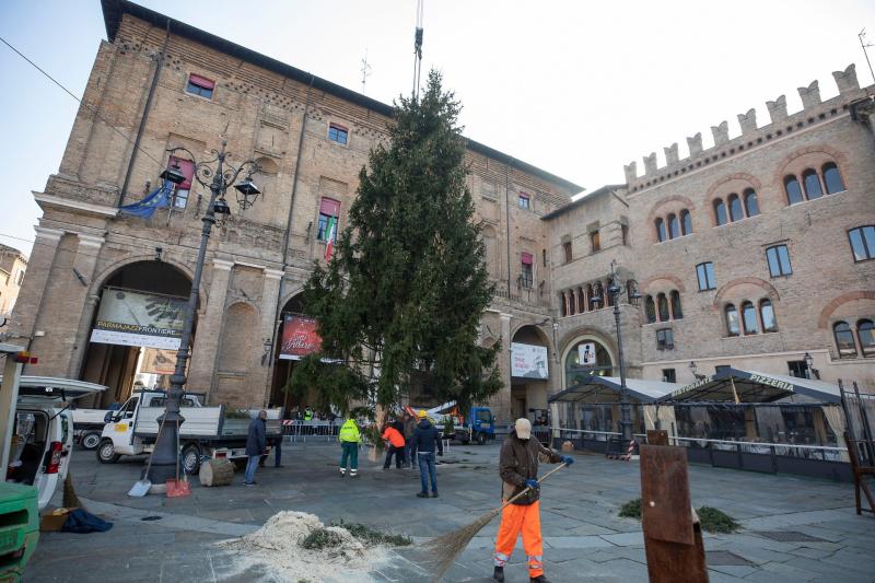 L'accensione dell'albero di Natale (con uno sguardo alla solidariet&agrave;)