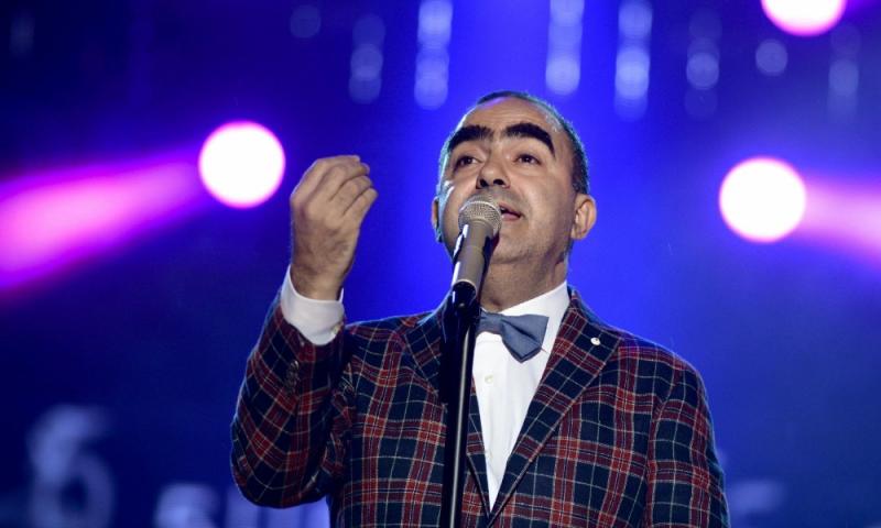 Elio canta e recita Enzo Jannacci