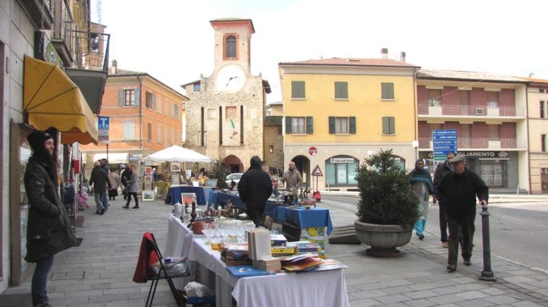Mercatino dell'antiquariato con 100 bancarelle 