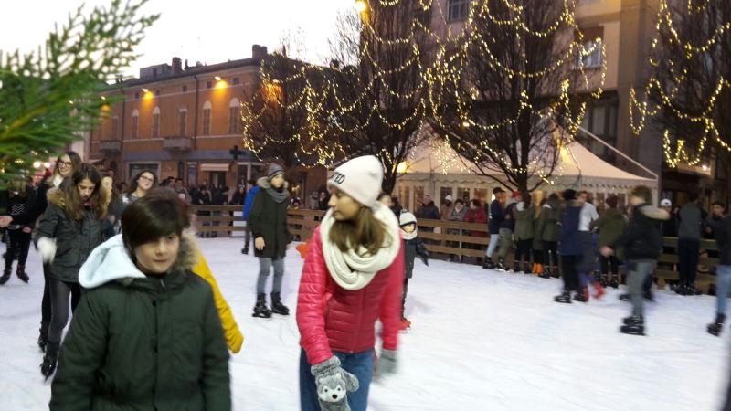 In piazza Garibaldi si pattina in attesa della Befana