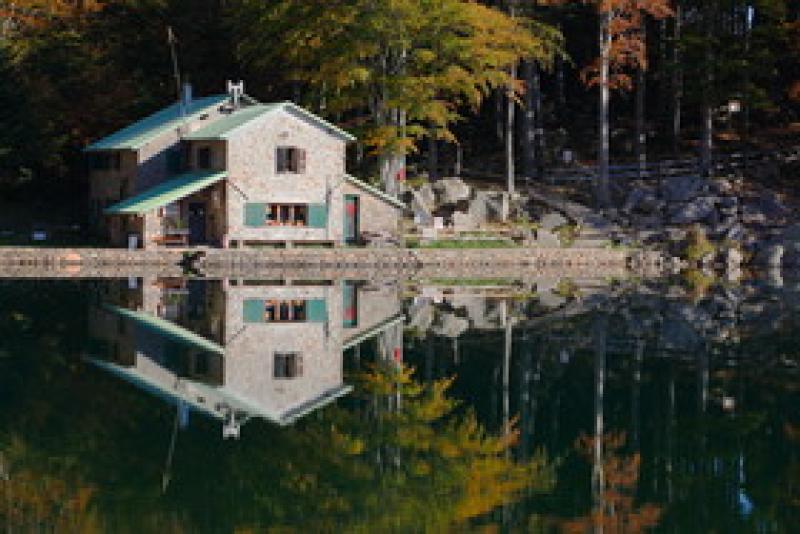 Rifugio Mariotti, in un libro  tutta la magia  del Lago Santo