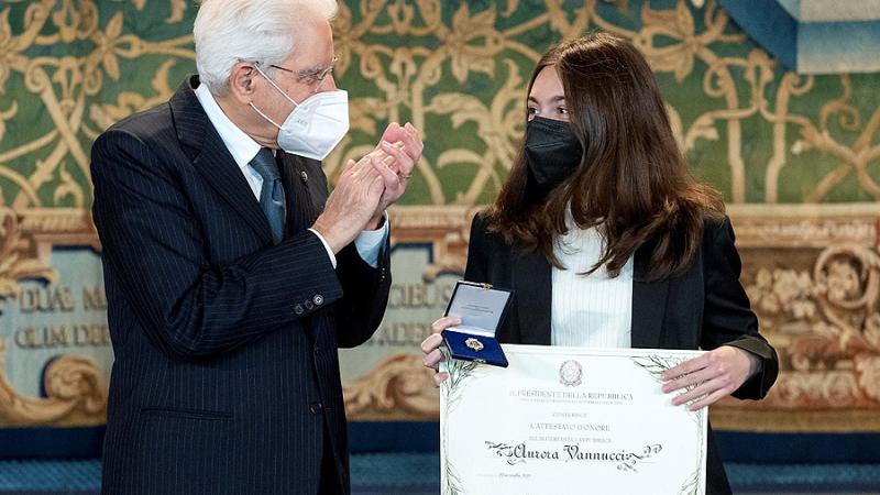 Aurora Vannucci, la 17enne di Parma Alfiere della Repubblica, presenta il nuovo libro
