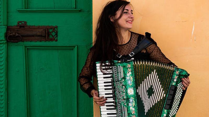 “Poesia senza quartiere”: reading di Gabriele Parrillo con le musiche dal vivo di Sara Calvanelli