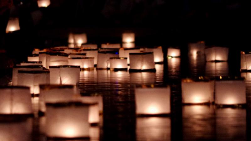 Tōrō Nagashi: cerimonia delle lanterne sull’acqua per le vittime di Hiroshima e Nagasaki del 1945