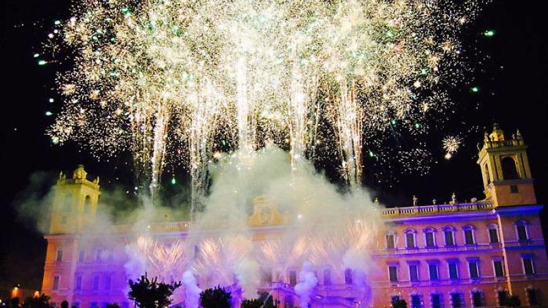 Lo spettacolare "incendio" alla reggia di Colorno