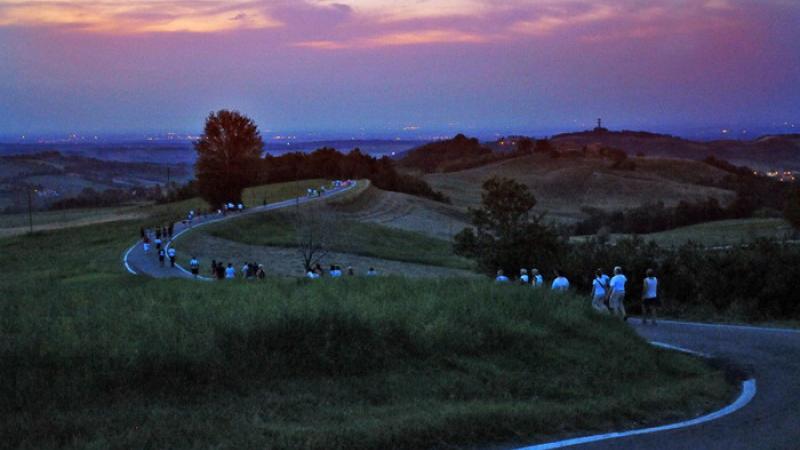 Lucciolata:  camminata  sulle colline