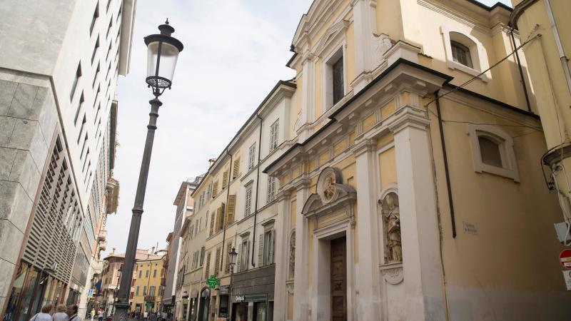 In Santa Lucia la benedizione della gola