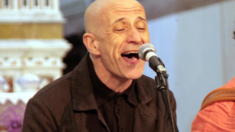 Peppe Servillo e i canti di guerra