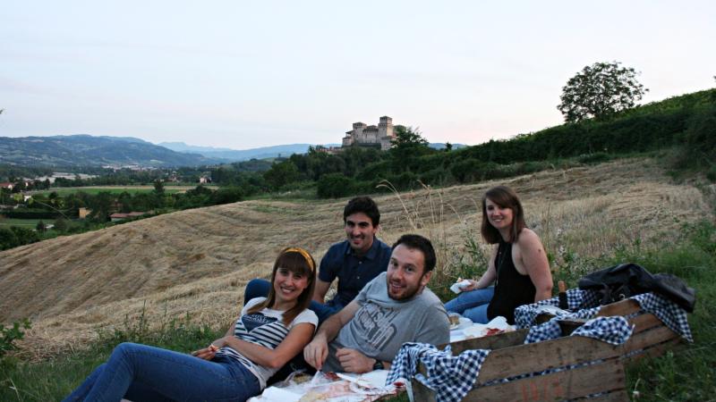 Picnic in vigna con prodotti tipici parmigiani