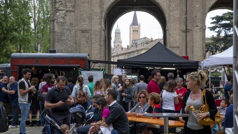 Oggi e domenica Street food,  degustazioni  di vini e dj-set