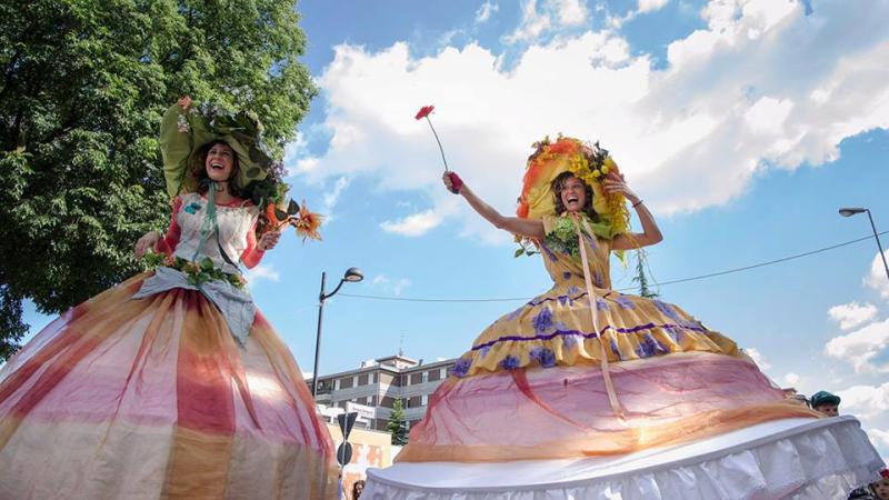 Circolarmente colora piazza Ghiaia