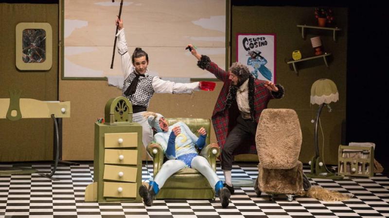 Alla Corte di Giarola la compagnia Madame Rebinè con "Un eroe sul sofà"