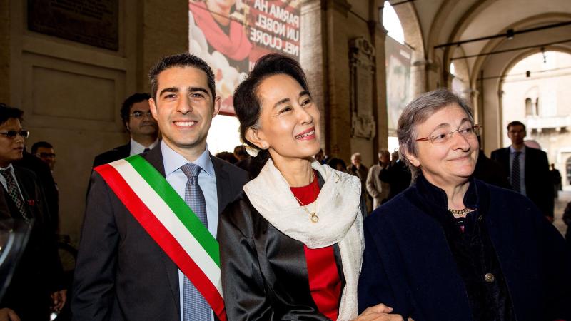 Cori di studenti  per Aung San Suu Kyi