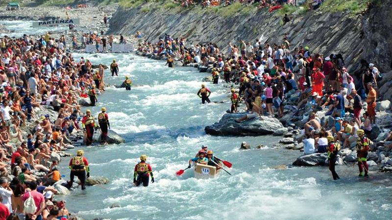 Barche di cartone in gara e tanto gusto