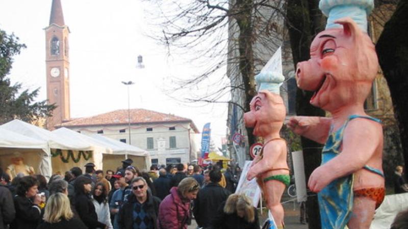 Natale, acrobazie e cicciolata