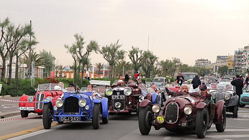Mille Miglia, oggi a Parma la magia dei bolidi d'epoca