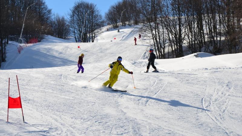 Festa sulla neve con sci e slittini