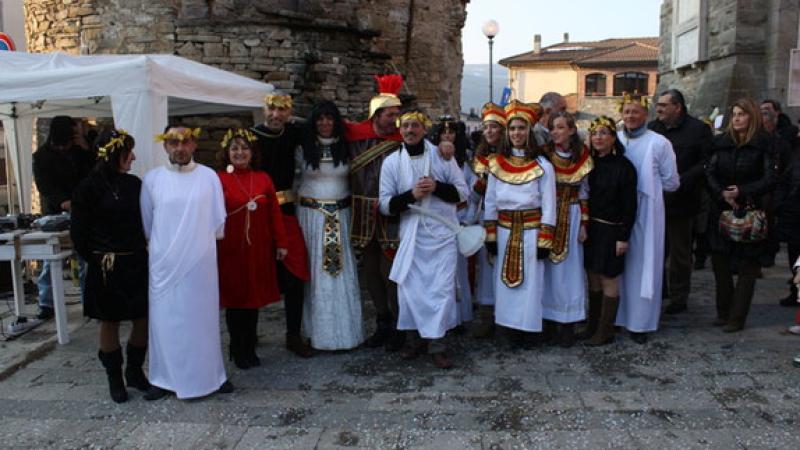 Sfilano i carri domenica a Varsi